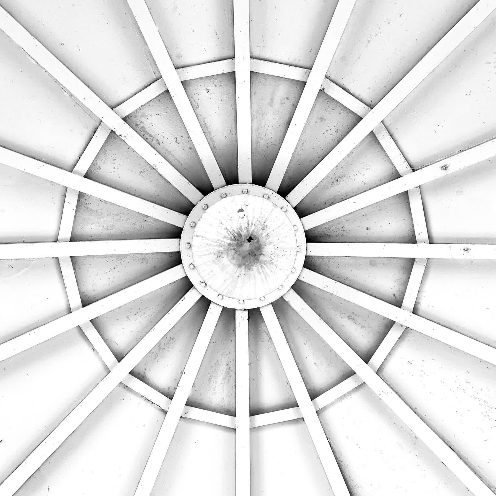 La economía solar del arte: hipercaos, exceso y estética kuónica